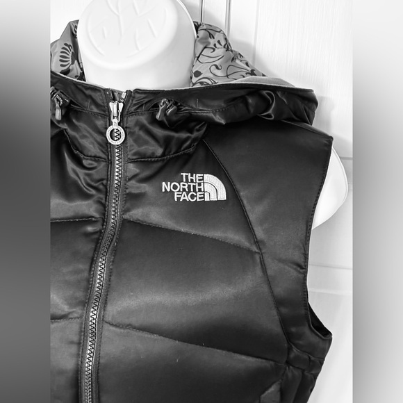 The North Face 550 Down Hooded Puffer Vest with fur trim (Size Small) - Picture 5 of 9